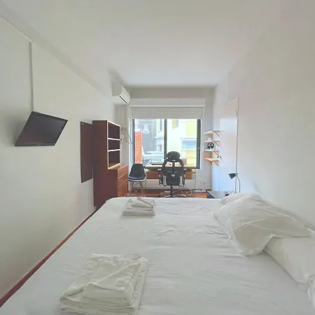 Artistic 2 Bedroom Apt In Centre! La1